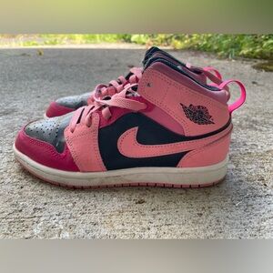 Nike Air Jordan mid retro Color: Coral Chalk/Pink Sole SIZE US Y 2